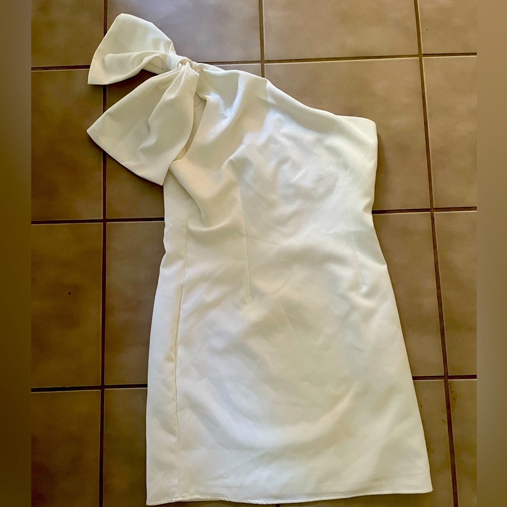 White one shoulder dress with bow. 
Sz medium 
New with tags